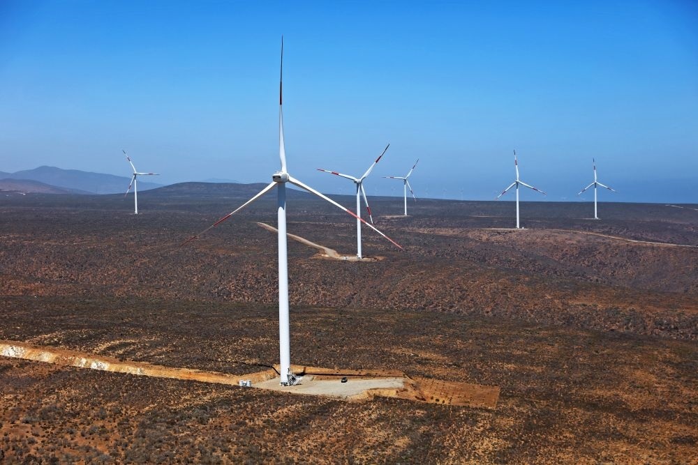 這是2023年2月14日拍攝的位于智利中部沿海的蓬塔謝拉風(fēng)電場。蓬塔謝拉風(fēng)電場是中國在智利投資建設(shè)的首個風(fēng)電場，2018年正式投產(chǎn)發(fā)電，可滿足13萬戶家庭的用電需求，同時每年還能減少15.7萬噸碳排放。