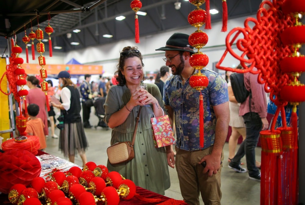 2023年1月21日，在新西蘭奧克蘭舉行的迎接中國農(nóng)歷春節(jié)活動上，人們購買新春裝飾品。這個活動吸引當(dāng)?shù)厣先f名各族裔民眾聚集一起，共迎中國春節(jié)。