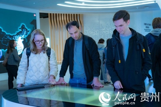 在國家大數(shù)據(jù)（貴州）綜合試驗(yàn)區(qū)交流體驗(yàn)中心，歐亞國家記者體驗(yàn)貴州大數(shù)據(jù)應(yīng)用場景。人民網(wǎng) 陽茜攝