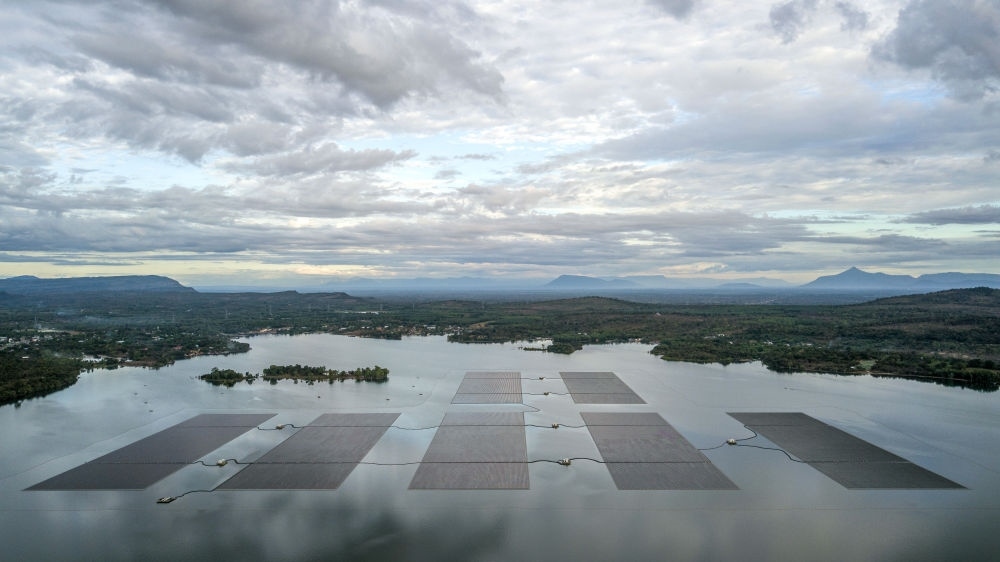 這是2022年12月8日在泰國烏汶府詩琳通水庫拍攝的浮體光伏項目（無人機照片）。中泰兩國聯(lián)合修建的浮體光伏項目2021年10月投入商業(yè)運營。中國制造的電池板不斷將日光轉(zhuǎn)化為清潔電能，輸送至當(dāng)?shù)厍Ъ胰f戶。