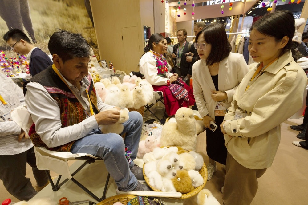 2023年11月7日，秘魯羊駝毛制品手藝人馬馬尼大叔在中國上海舉辦的第六屆進博會上展示羊駝玩偶制作工藝。秘魯特色羊駝毛制品連續(xù)六屆在進博會上亮相，收獲大量訂單。進博會大舞臺讓秘魯傳統(tǒng)手藝人有了更廣闊的發(fā)展空間。