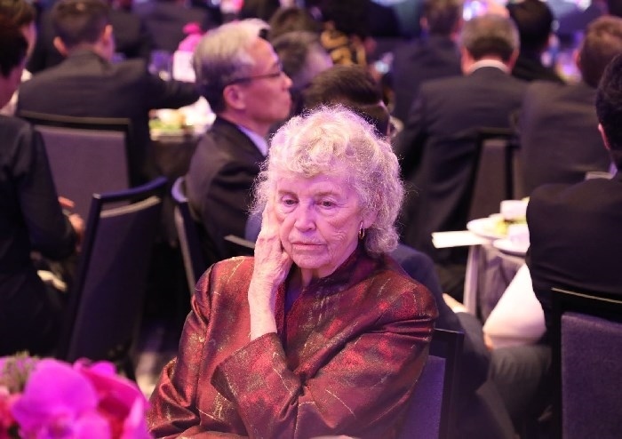 當?shù)貢r間11月15日晚，國家主席習(xí)近平在美國舊金山出席美國友好團體聯(lián)合舉行的歡迎宴會。在熱烈的掌聲中，習(xí)近平發(fā)表重要演講。圖為參加晚宴人士認真聆聽演講。人民日報記者 李志偉 攝