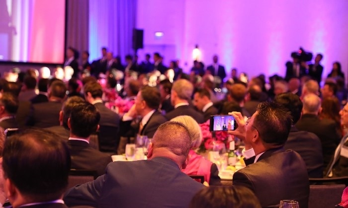 當?shù)貢r間11月15日晚，國家主席習(xí)近平在美國舊金山出席美國友好團體聯(lián)合舉行的歡迎宴會。在熱烈的掌聲中，習(xí)近平發(fā)表重要演講。圖為參加晚宴人士認真聆聽演講。人民日報記者 李志偉 攝