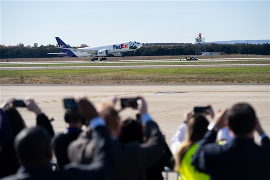 2023年11月8日，運(yùn)送大熊貓的專(zhuān)機(jī)從美國(guó)弗吉尼亞州的華盛頓杜勒斯國(guó)際機(jī)場(chǎng)起飛。旅居美國(guó)的大熊貓“美香”“添添”和它們?cè)谌A盛頓出生并長(zhǎng)大的雄性幼崽“小奇跡”當(dāng)天啟程返回中國(guó)。新華社記者 劉杰攝