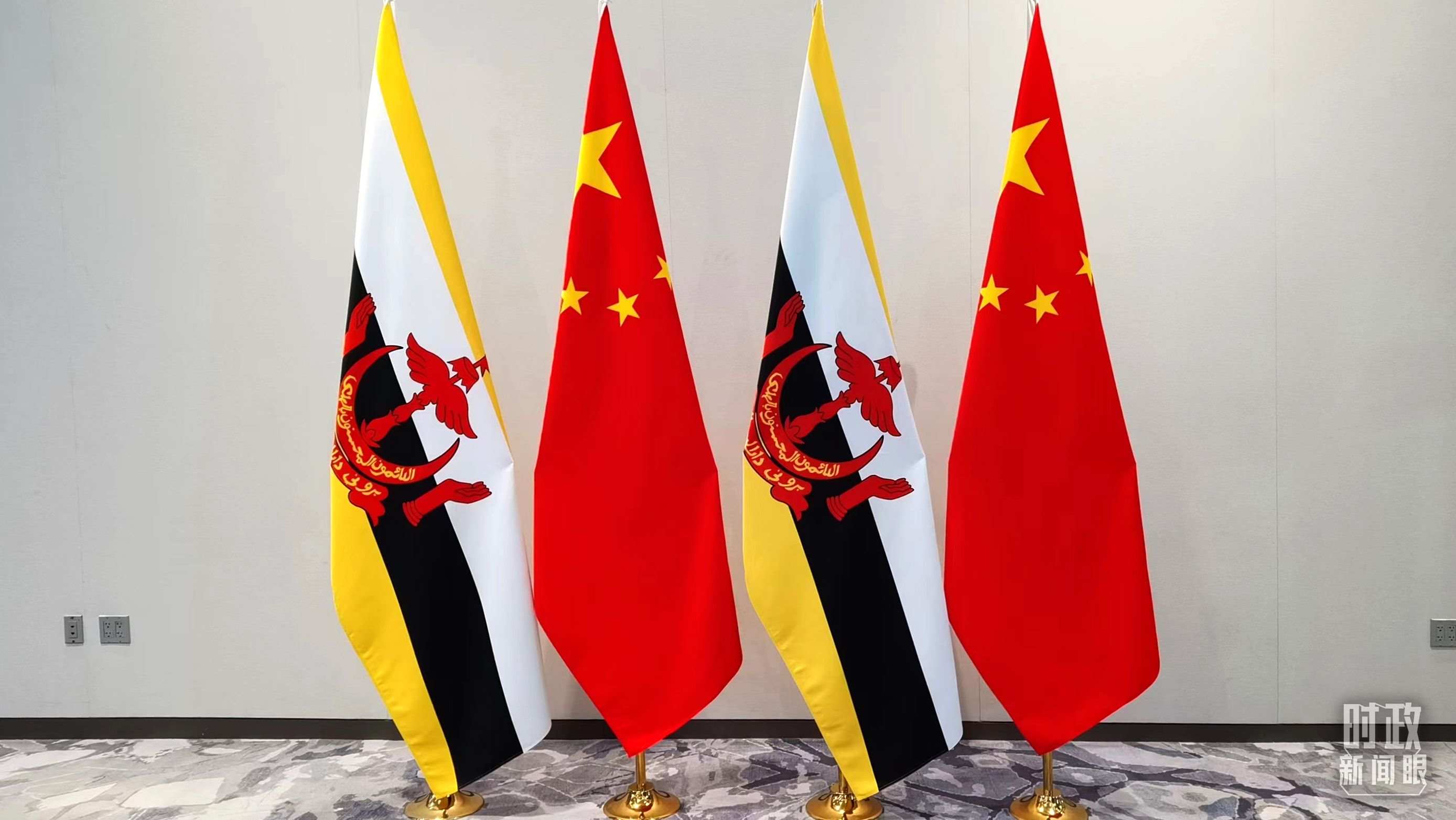 △會談現(xiàn)場的中文兩國國旗。（總臺央視記者郭鴻拍攝）