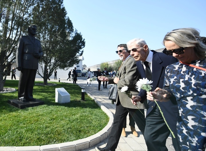 10月30日，在北京，飛虎隊(duì)老兵哈里·莫耶（中）向陳納德將軍雕像獻(xiàn)花。