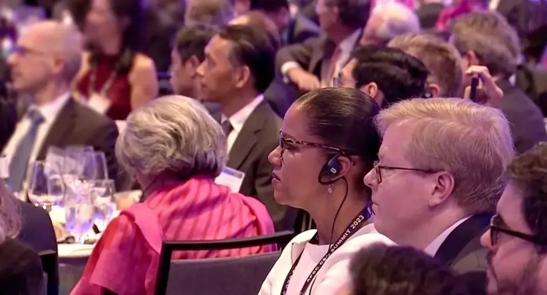 △參加宴會的人士認(rèn)真聆聽演講。