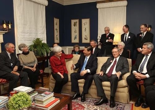 △2012年2月15日，習(xí)近平在前艾奧瓦州友好省州委員會委員蘭蒂夫人（左三）的家中回憶1985年訪問該地時(shí)的情景。