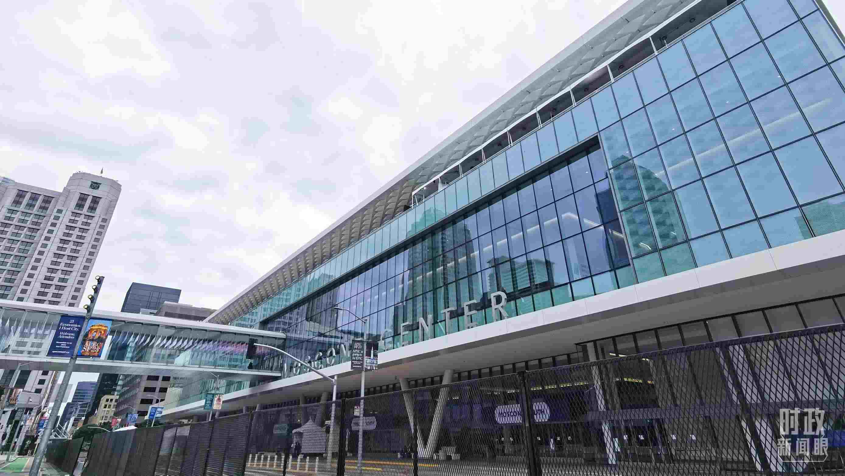 △美國舊金山，莫斯康中心，APEC第三十次領(lǐng)導(dǎo)人非正式會議在這里舉行。（總臺央視記者曹亞星拍攝）