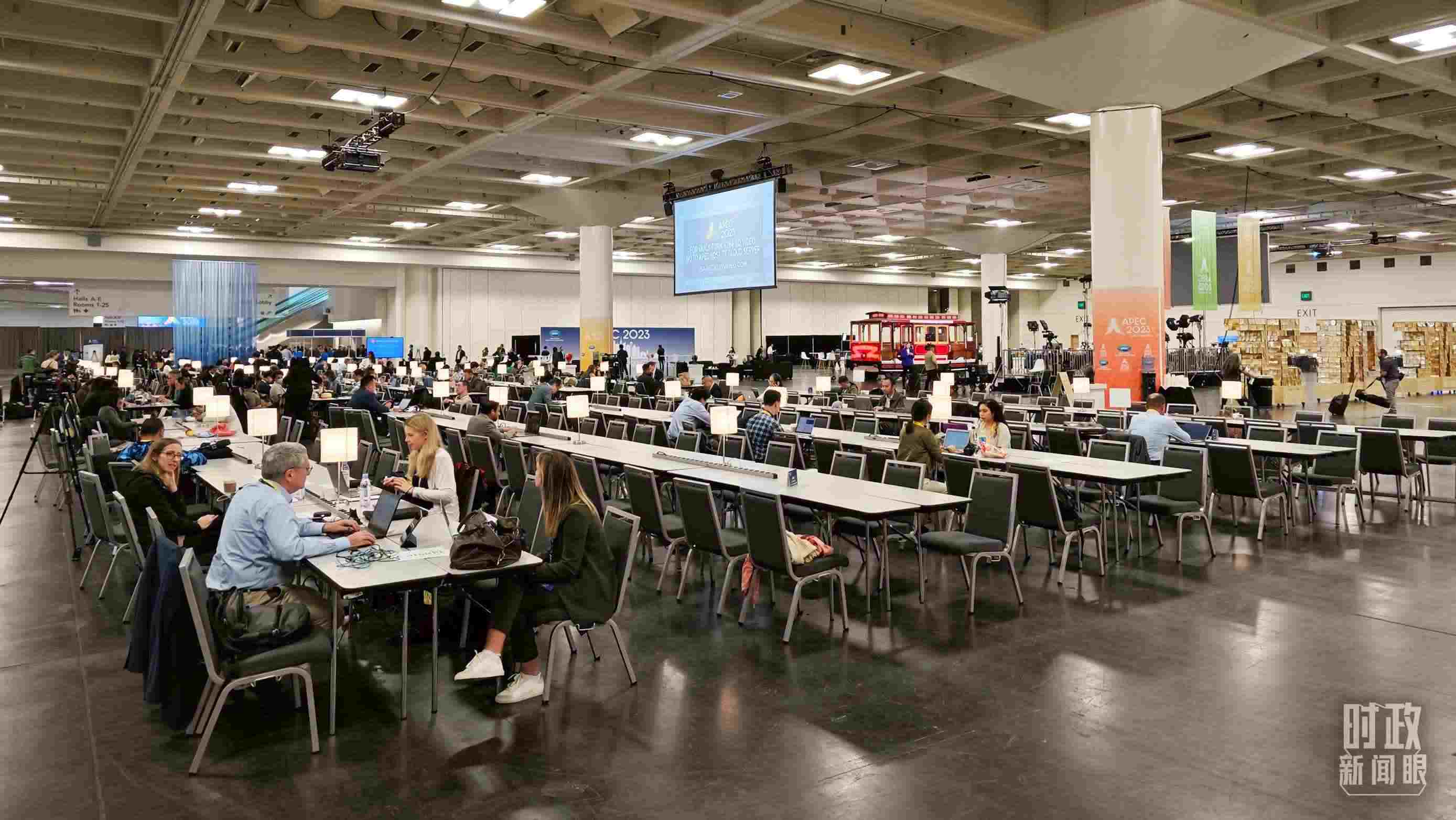 △APEC會議國際媒體中心，各國記者正在工作。（總臺央視記者王哈男拍攝）