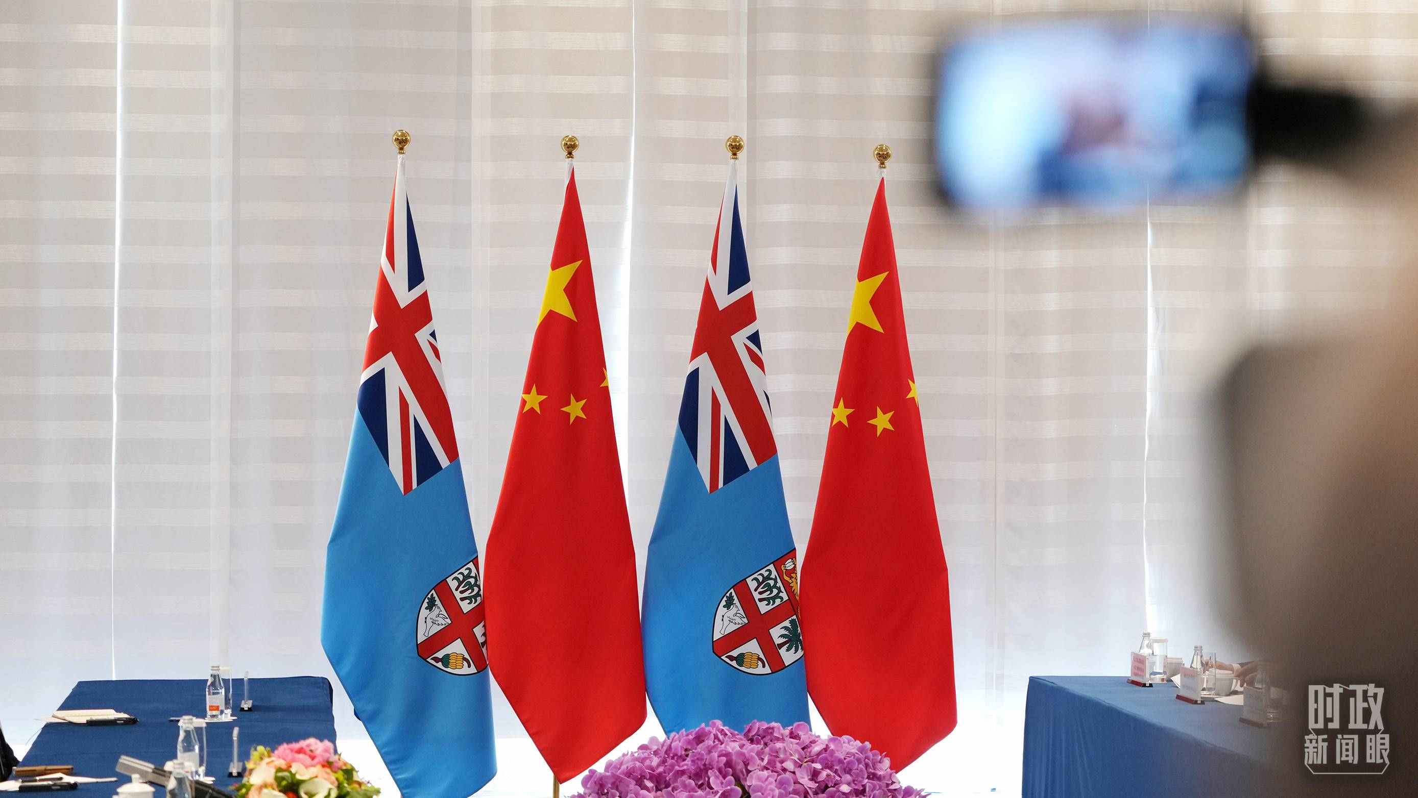 △會談現(xiàn)場的中斐兩國國旗。（總臺國廣記者李晉拍攝）