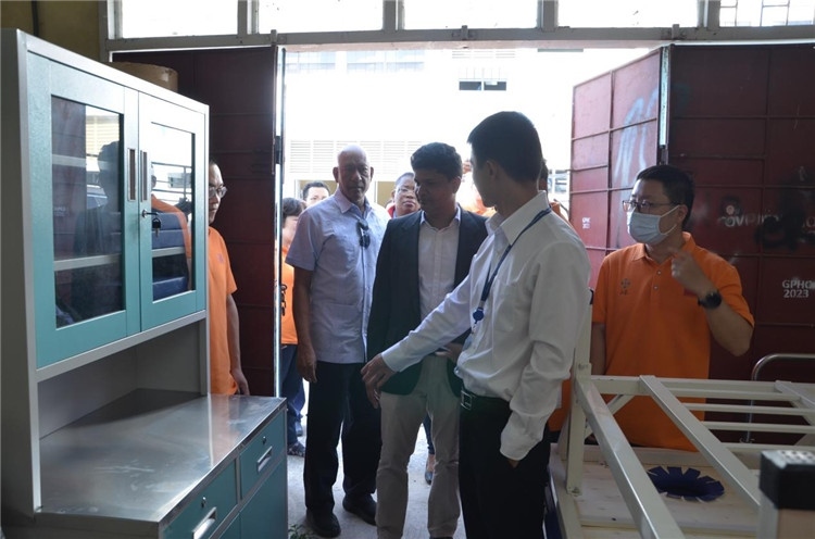 喬治敦公立醫(yī)院執(zhí)行院長接收捐贈物資。第十九期中國援圭亞那醫(yī)療隊供圖