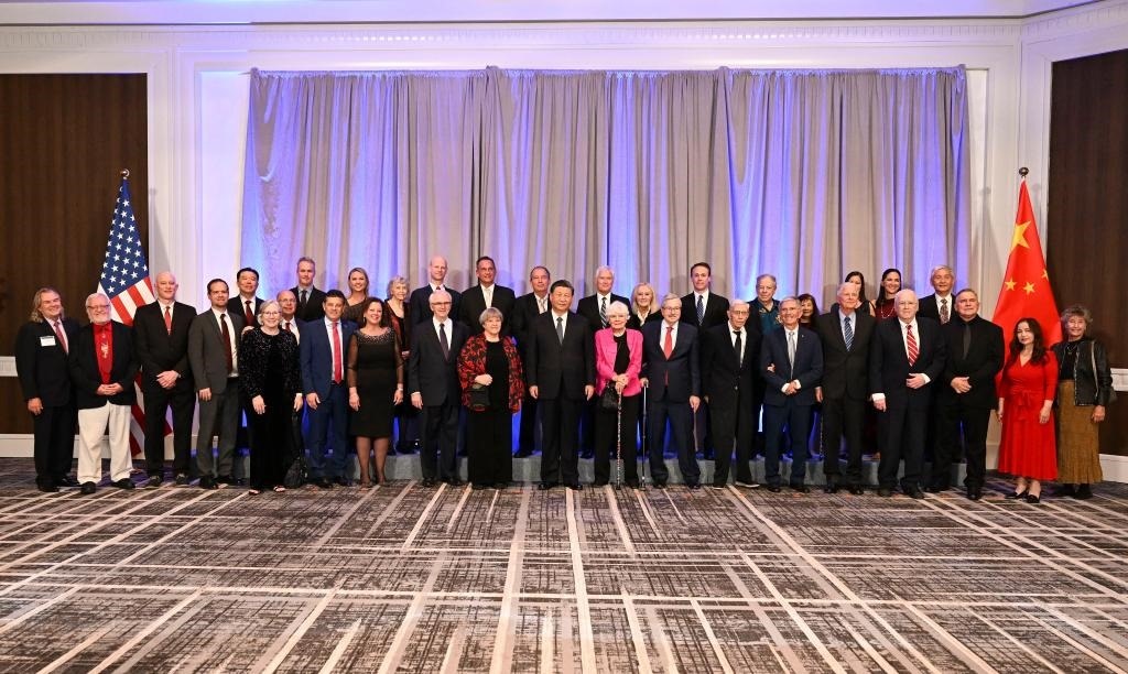 當(dāng)?shù)貢r間11月15日晚，國家主席習(xí)近平在美國舊金山出席美國友好團體聯(lián)合舉行的歡迎宴會。這是宴會開始前，習(xí)近平會見飛虎隊和史迪威將軍后人、鼓嶺、艾奧瓦州、華盛頓州等方面友好人士代表，同他們親切交談并合影留念。