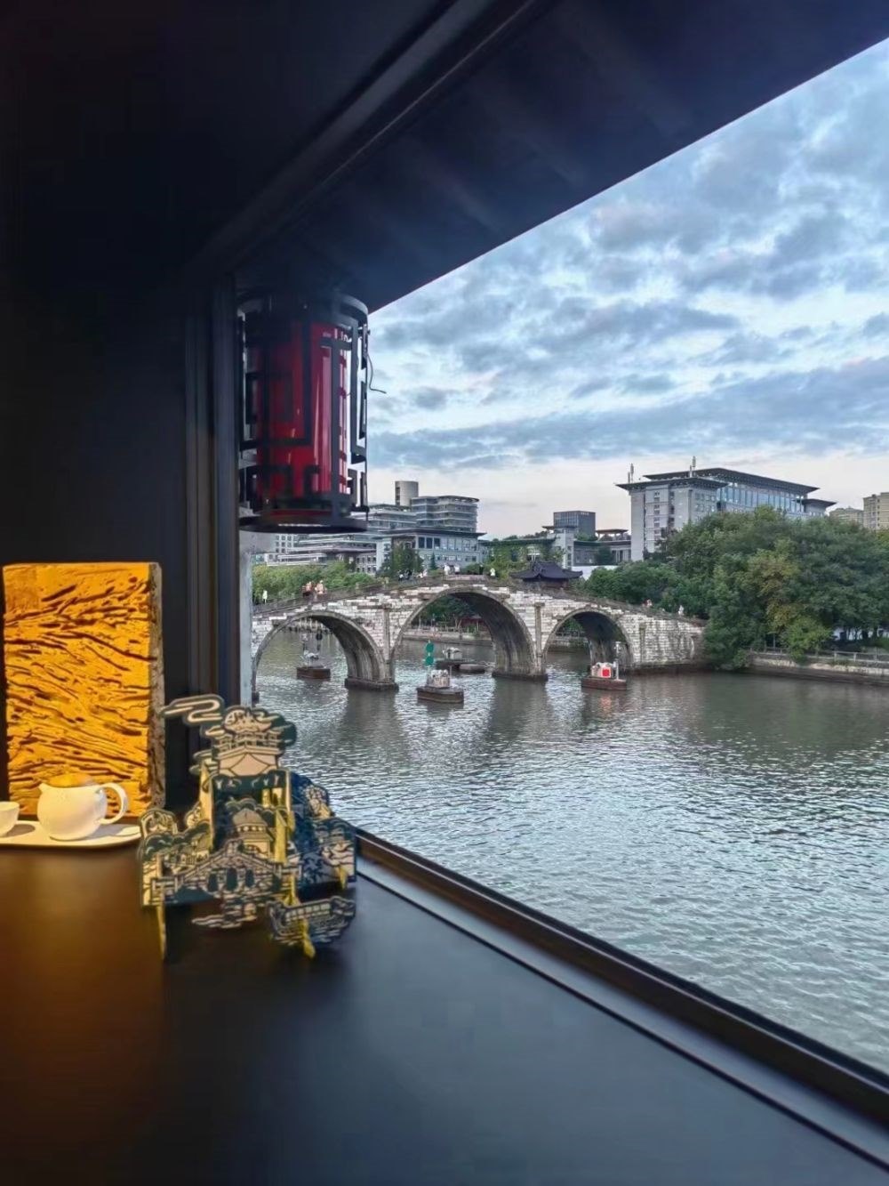 文創(chuàng)產(chǎn)品與拱宸橋。（受訪者供圖）