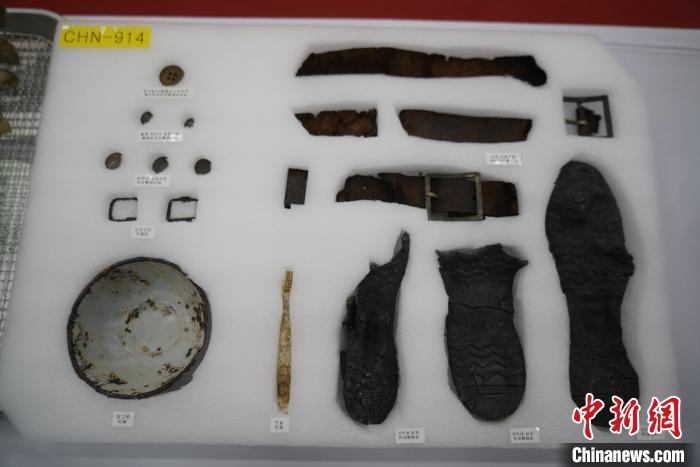 當(dāng)?shù)貢r間11月22日上午，第十批在韓中國人民志愿軍烈士遺骸裝殮儀式在韓國舉行。圖為裝殮儀式現(xiàn)場拍攝的部分志愿軍烈士遺物。中新社記者劉旭 攝