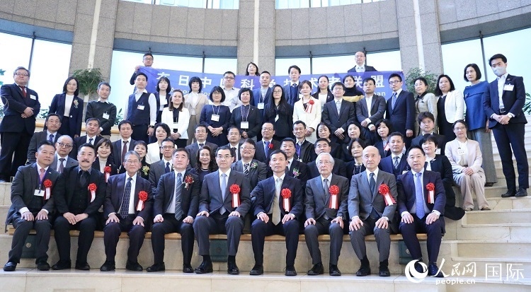 到場(chǎng)嘉賓與中國駐日本大使吳江浩合影留念。人民網(wǎng) 許可攝