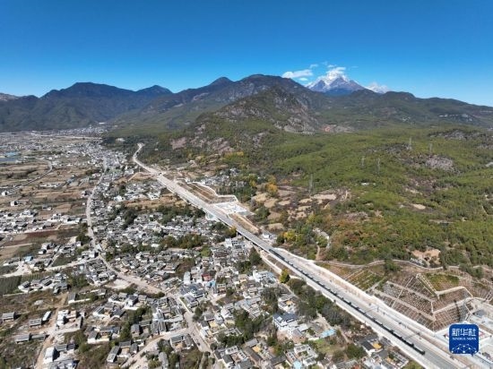 11月25日在麗江市境內(nèi)拍攝的即將開通的麗香鐵路（無人機照片）。