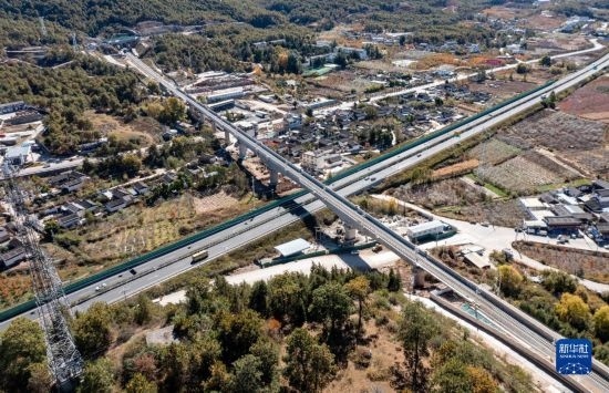 11月25日在麗江市境內(nèi)拍攝的即將開通的麗香鐵路（無人機照片）。