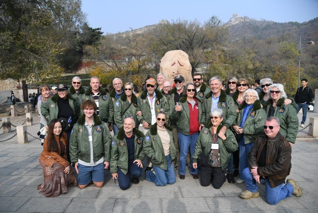 10月29日，飛虎隊(duì)老兵莫耶一行人在北京八達(dá)嶺長(zhǎng)城合影留念。當(dāng)日，美中航空遺產(chǎn)基金會(huì)訪華代表團(tuán)成員陸續(xù)抵達(dá)北京。新華社記者任超攝