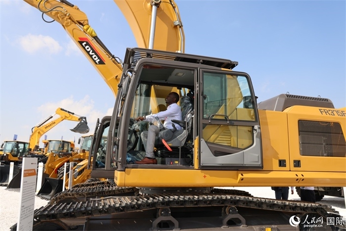 嘉賓參觀體驗山東重工產(chǎn)品。人民網(wǎng)記者 任皓宇攝