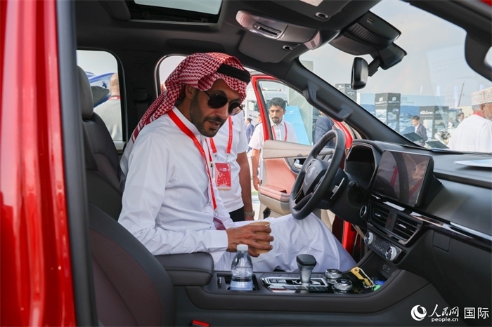 嘉賓參觀體驗山東重工產(chǎn)品。人民網(wǎng)記者 任皓宇攝