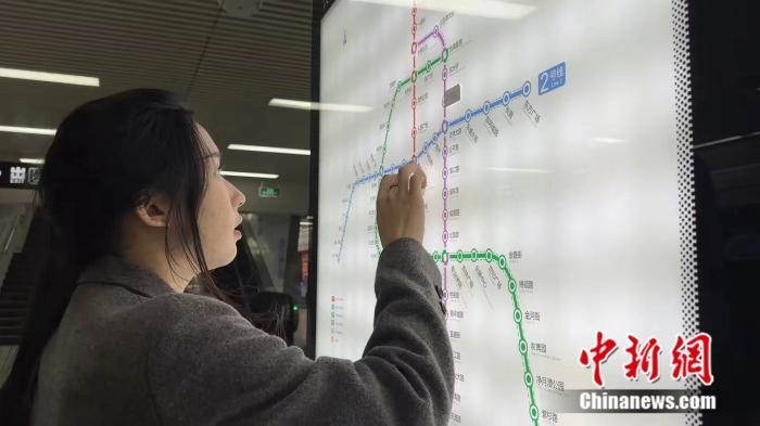 李佳夢(mèng)正在坐地鐵。呂盛楠 攝