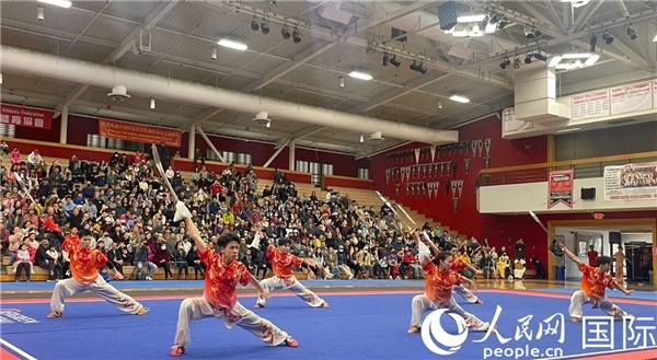 中國武術(shù)隊(duì)員表演現(xiàn)場(chǎng)。人民網(wǎng)記者 鄧圩攝