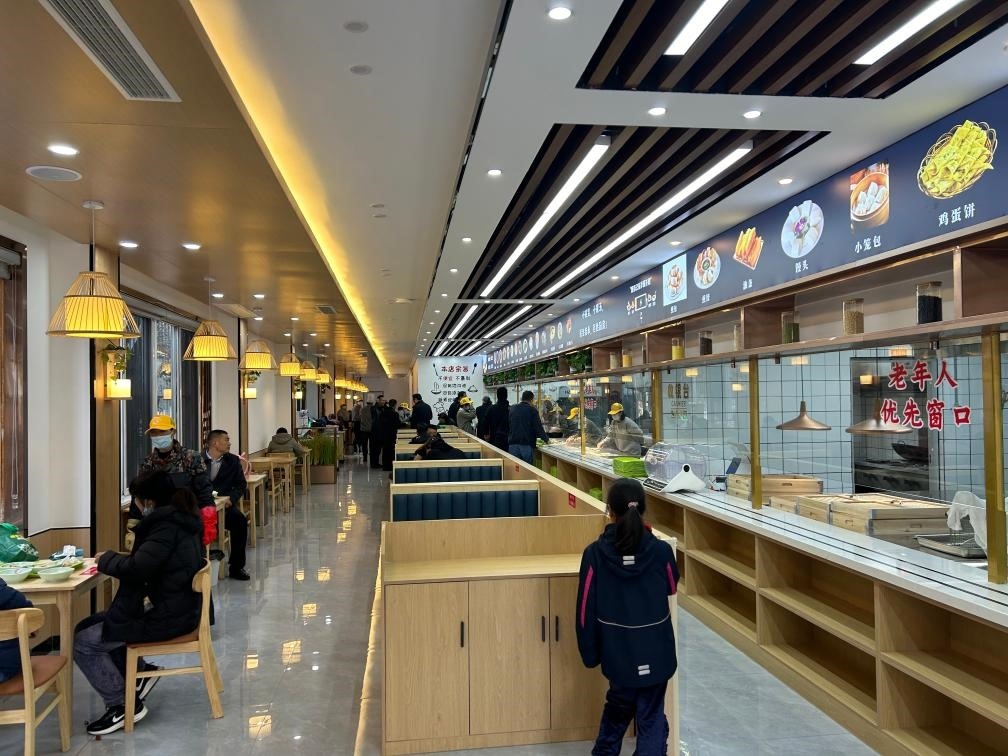 位于安徽合肥市瑤海區(qū)和平路街道綠苑社區(qū)的社區(qū)老年大食堂。（綠苑社區(qū)供圖）