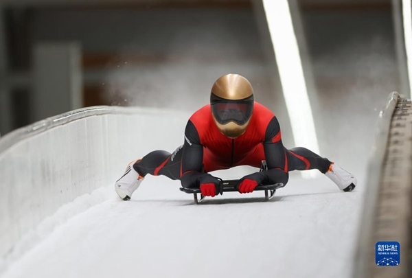 11月25日，天津隊選手閆文港在比賽中抵達終點。新華社記者 王楷焱 攝