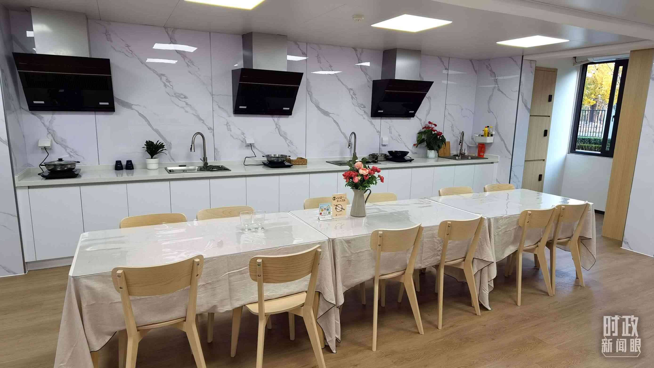 △閔行區(qū)新時代城市建設者管理者之家內的共享廚房。（總臺央視記者郭鴻拍攝）