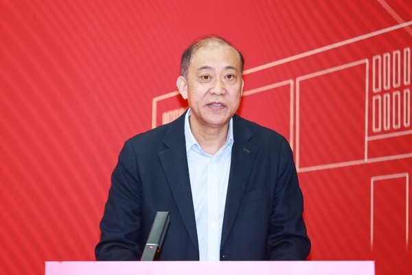 《教育踐悟錄》作者、中央財經大學黨委書記何秀超。受訪者供圖