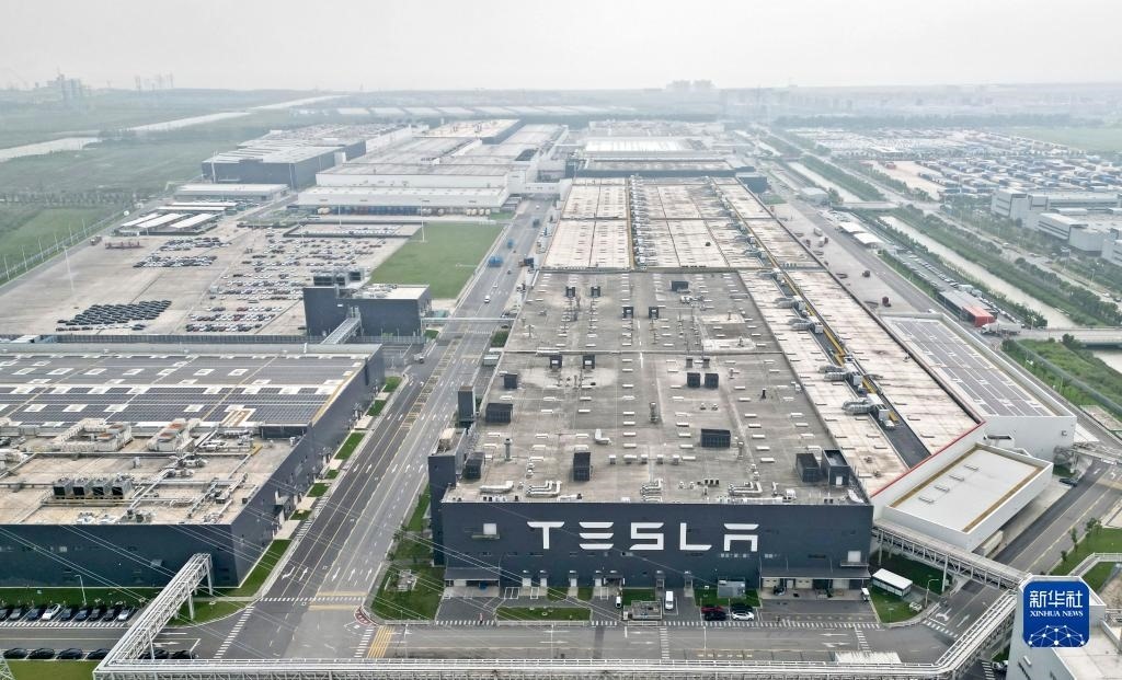 這是在中國(guó)（上海）自由貿(mào)易試驗(yàn)區(qū)臨港新片區(qū)拍攝的特斯拉上海超級(jí)工廠（2023年9月26日攝，無(wú)人機(jī)照片）。新華社記者 劉穎 攝