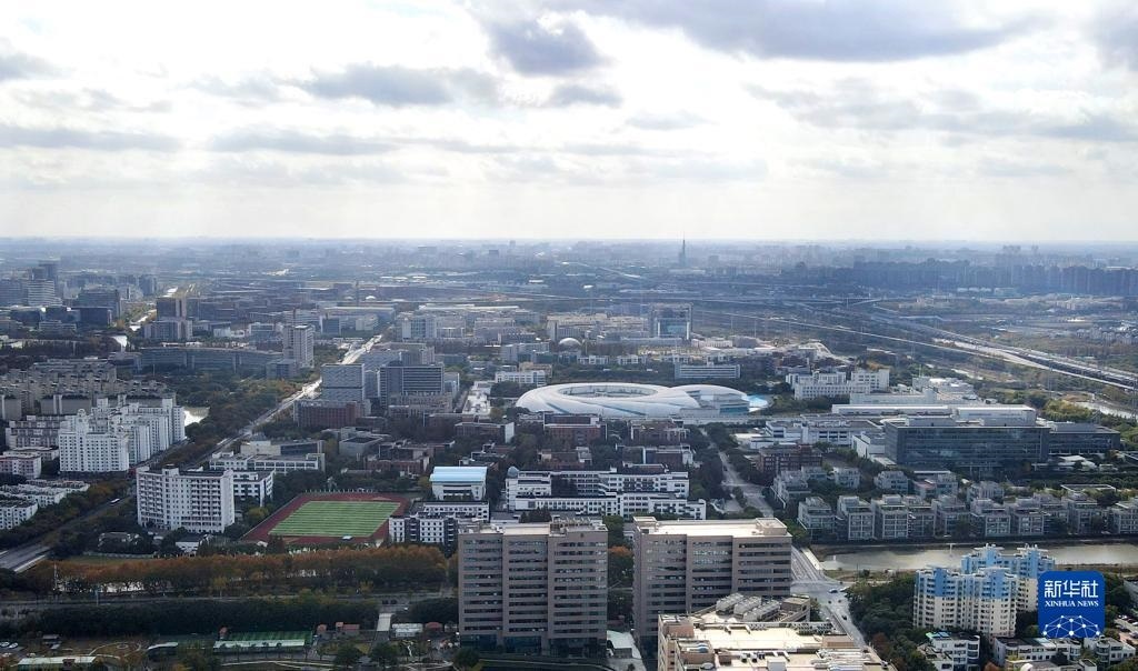 這是2023年11月25日在上海浦東新區(qū)張江科學(xué)城拍攝的形如鸚鵡螺的大科學(xué)裝置上海光源（中）（無(wú)人機(jī)照片）。新華社記者 方喆 攝