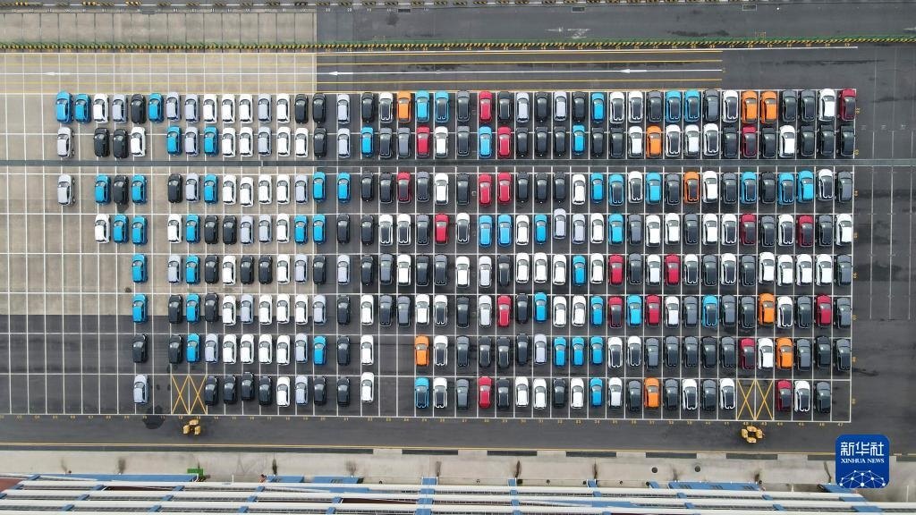 這是2023年7月9日在上海外高橋海通汽車碼頭拍攝的等待裝船運(yùn)往澳大利亞的上汽MG品牌汽車和新能源車（無(wú)人機(jī)照片）。新華社記者 方喆 攝