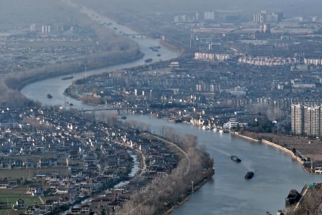 2月16日，貨船行駛在京杭大運(yùn)河江蘇寶應(yīng)段。新華社發(fā)（沈冬兵攝）