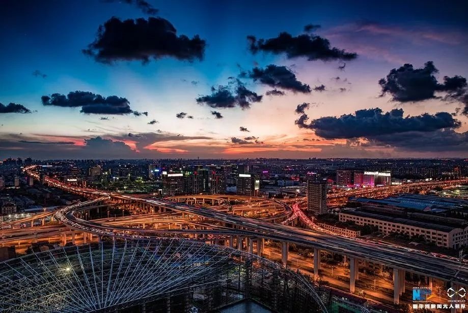 傍晚時刻的上海立交橋。新華網(wǎng)發(fā) 田橫 攝