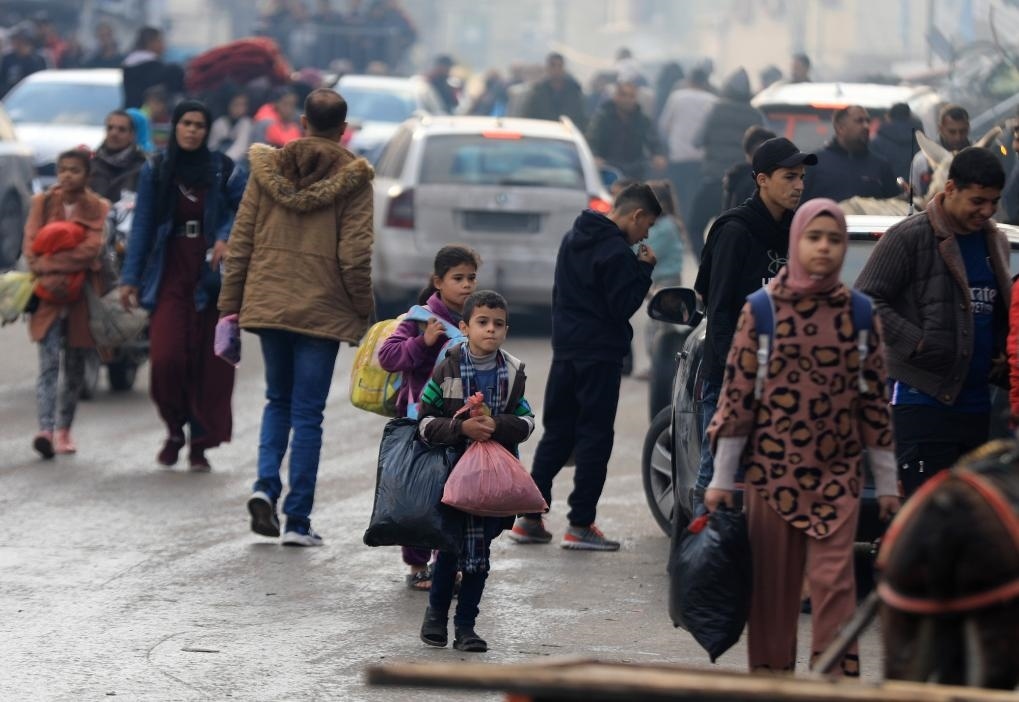 12月1日，在加沙地帶南部城市汗尤尼斯，人們在以軍恢復軍事行動后逃離家園。新華社發(fā)（亞西爾·庫迪攝）