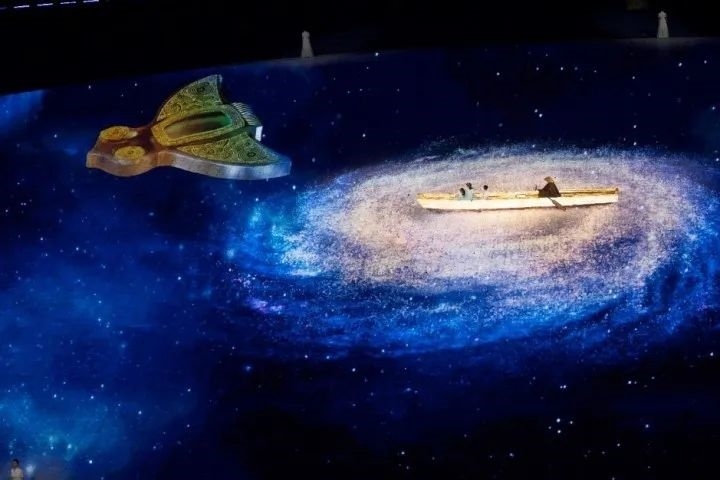 杭州第4屆亞殘運(yùn)會(huì)閉幕式上，吉祥物飛飛幻化回良渚玉鳥(niǎo)的模樣，盤(pán)旋于夜色之中。記者 倪雁強(qiáng) 董旭明 攝