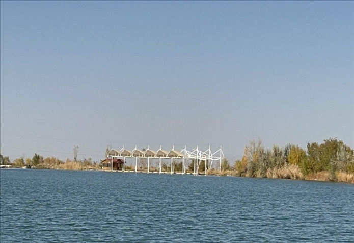 2023年11月1日，督察組拍攝到弱水花海景區(qū)建有人工湖及水上游樂設(shè)施。（中央第四生態(tài)環(huán)境保護(hù)督察組供圖）