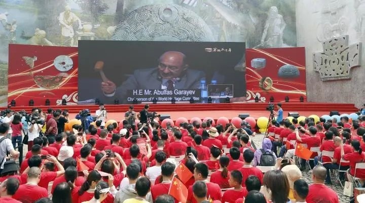 2019年7月6日，杭州市民揮舞國(guó)旗慶祝良渚古城遺址獲準(zhǔn)列入世界遺產(chǎn)名錄。記者 吳煌 倪雁強(qiáng) 攝