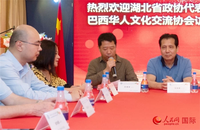 巴西文協(xié)監(jiān)事長彭建波（右二）在座談會上致辭。 人民網(wǎng)記者 陳海琪攝