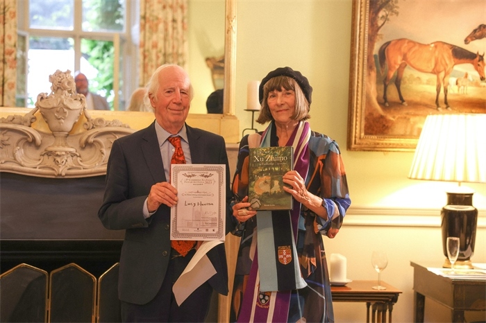 艾倫·麥克法蘭教授為漢密爾頓頒發(fā)文學(xué)類(lèi)終身成就獎(jiǎng)。雨珊攝