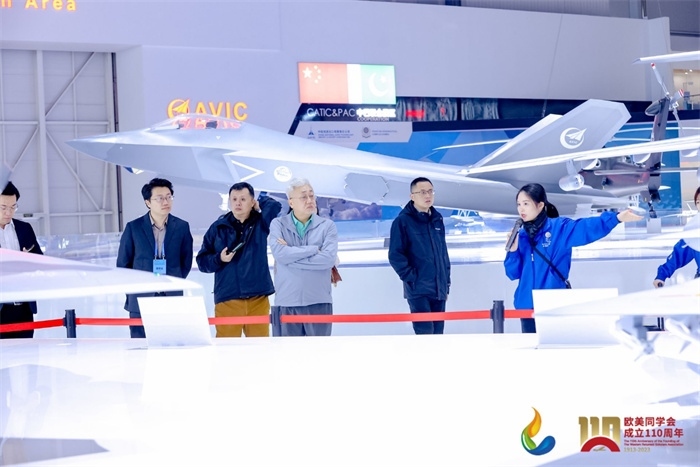 參會嘉賓和留學(xué)歸國人員參觀珠海太空中心。主辦方供圖