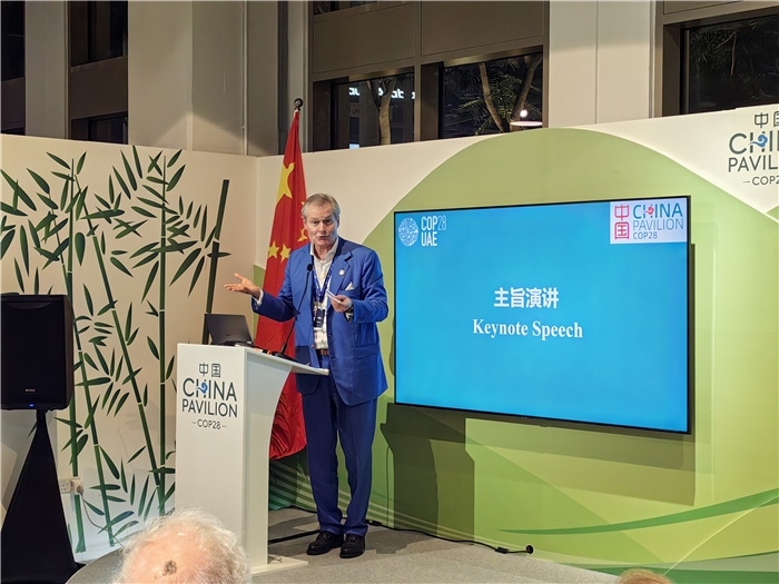 意大利都靈理工大學(xué)終身教授岡特·鮑利發(fā)言。COP28中國角供圖