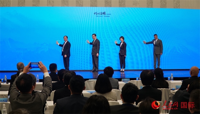 嘉賓共同啟動“何以文明”日本特展體驗暨2024年總臺春晚宣介區(qū)。人民網(wǎng) 蔣曉辰攝