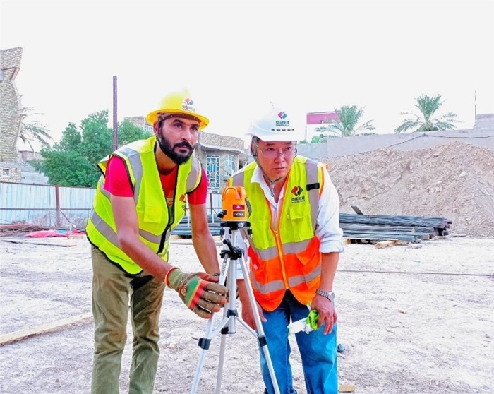 中伊工人在施工中。中國(guó)電建供圖