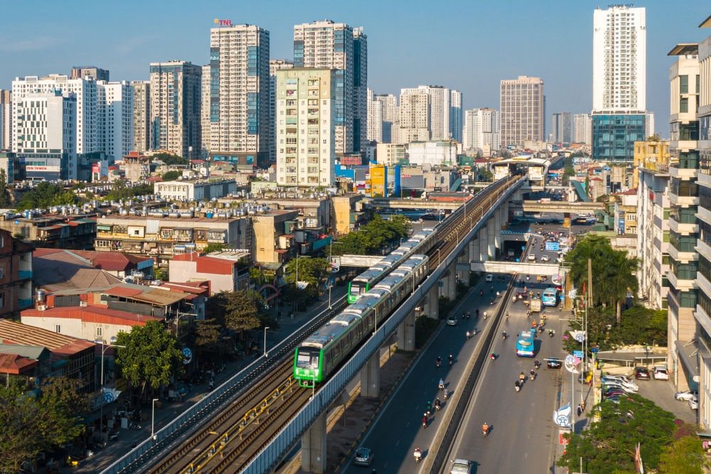 2021年12月1日，在越南首都河內(nèi)，列車在吉靈-河?xùn)|輕軌線上行駛。新華社發(fā)（中鐵六局河內(nèi)輕軌項(xiàng)目部供圖）