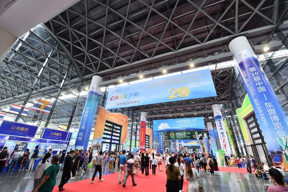 2023年9月18日，參觀者在第二十屆中國—東盟博覽會(huì)東盟商品展區(qū)選購商品。新華社記者 黃孝邦 攝