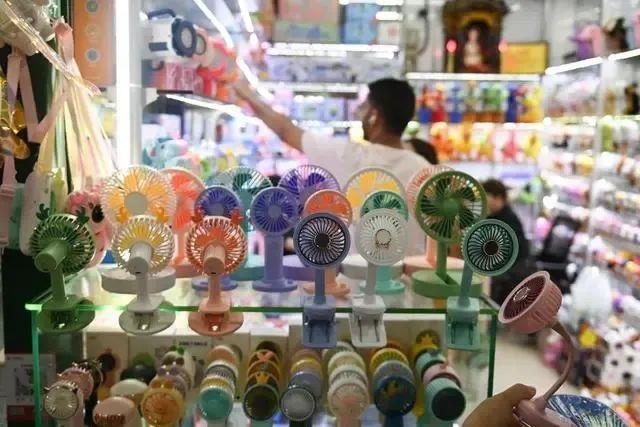 △近期，客商在浙江義烏國(guó)際商貿(mào)城采購(gòu)商品。