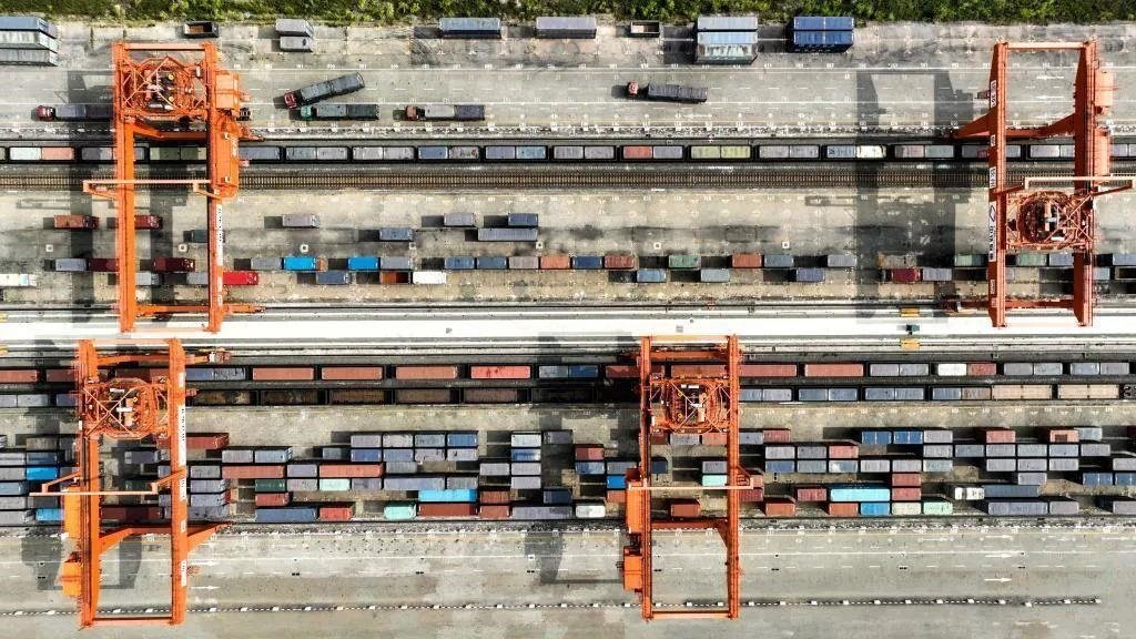 △2023年11月12日，火車在廣西欽州港碼頭裝運(yùn)集裝箱。